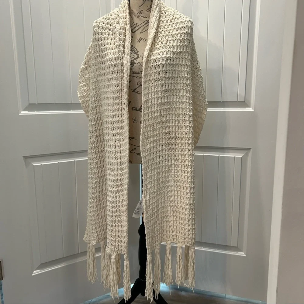 Hollister Oversized Knit Ecru Shawl/Scarf Tassel Fringe Hems Cream Boho Soft